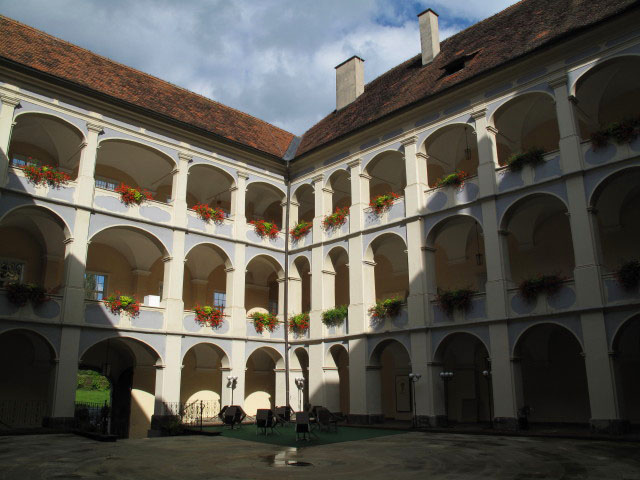 Arkadenhof im Schloss