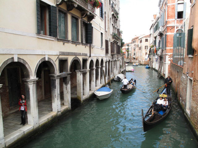 Daniela beim Rio dei SS. Apostoli