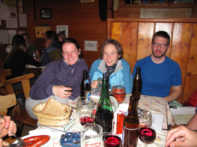 Daniela, Irene und Norbert in der Voisthalerhütte, 1.654 m (9. Okt.)