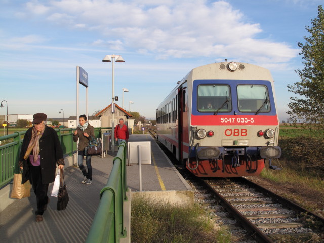 5047 033-5 als R 7247 im Bahnhof Obersdorf