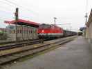 2143 073-1 mit REX 7389 'NostalgieExpress Leiser Berge' im Bahnhof Korneuburg, 170 m (17. Okt.)