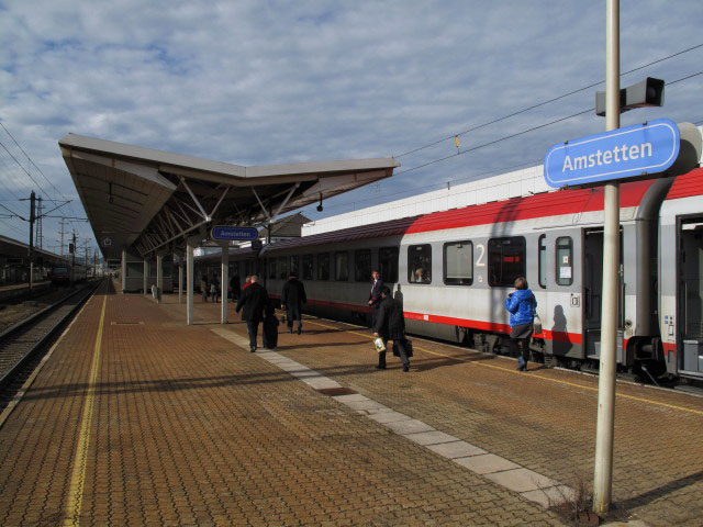 ÖBB-EC 742 im Bahnhof Amstetten, 273 m