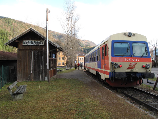 5047 013-7 als R 6706 in der Haltestelle Markt St. Aegyd am Neuwalde, 590 m