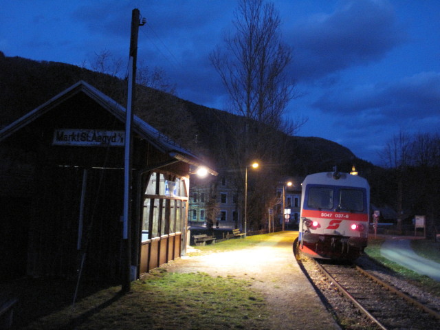 5047 037-6 als R 6741 in der Haltestelle Markt St. Aegyd am Neuwalde, 590 m