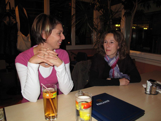 Elisabeth und Barbara im Strandcafe