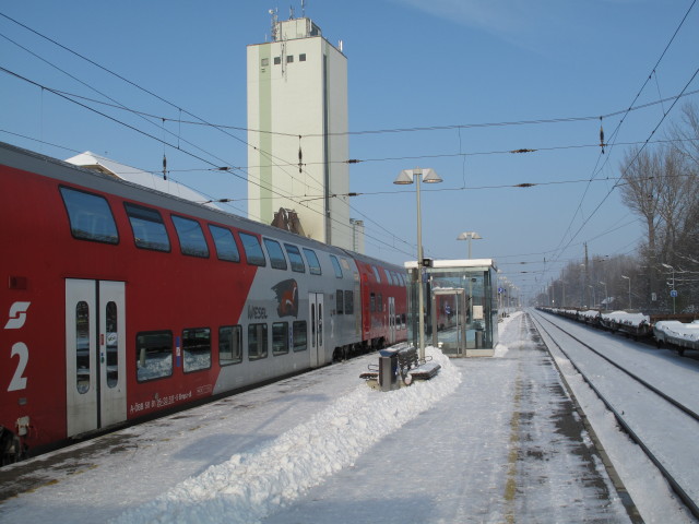 R 2330 'NÖN' im Bahnhof Dürnkrut, 150 m