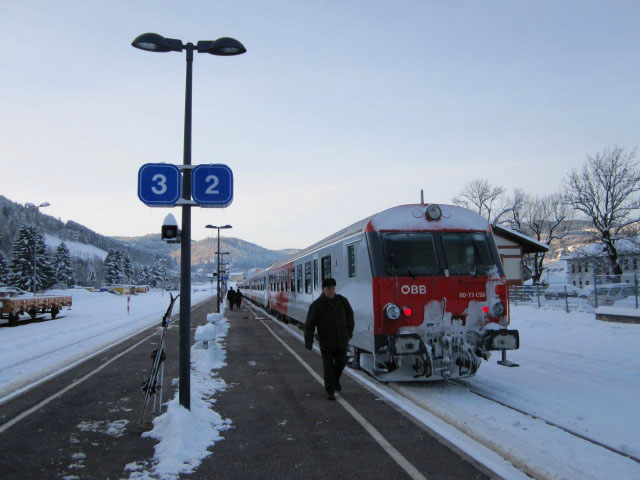 REX 2703 im Bahnhof Aspang, 506 m