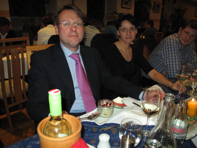 Anton, Katja und Andreas im Gasthaus Möslinger