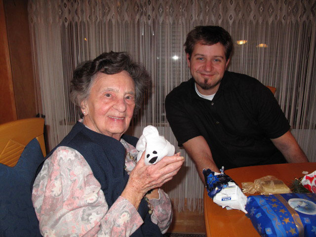 Oma und Markus im Haus meiner Eltern (25. Dez.)