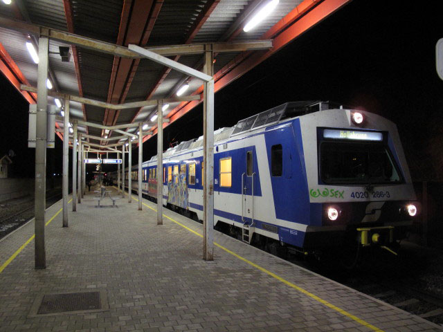 4020 286-3 als S 22692 im Bahnhof Langenzersdorf, 169 m (11. Dez.)