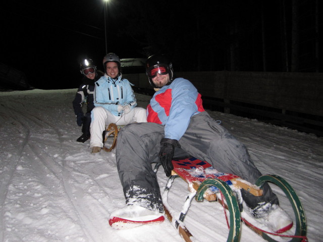 Elena, Charlotte und Markus auf der Erlebnis-Rodelbahn bei der Pforte des Zauberers