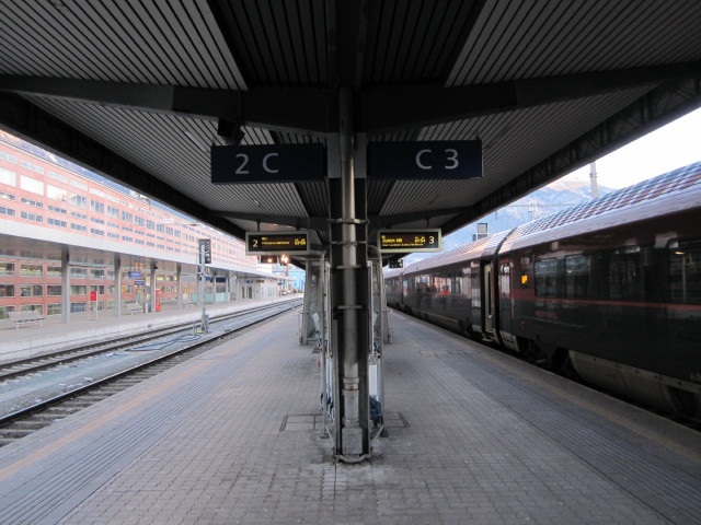 RJ 362 im Hauptbahnhof Innsbruck, 582 m