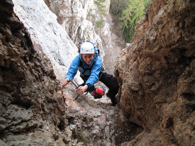 Wildenauer-Klettersteig: Romana und Carmen am Beginn des Schachts