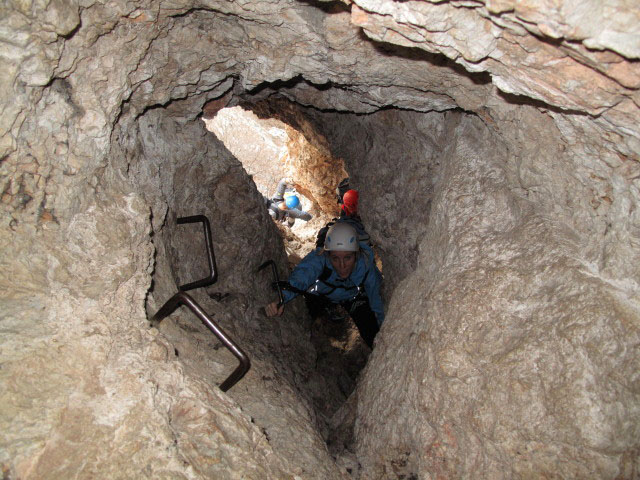 Wildenauer-Klettersteig: Gregor, Romana und Carmen im Schacht
