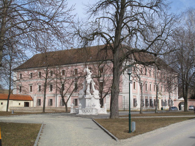 Minoritenkloster in Asparn, 222 m