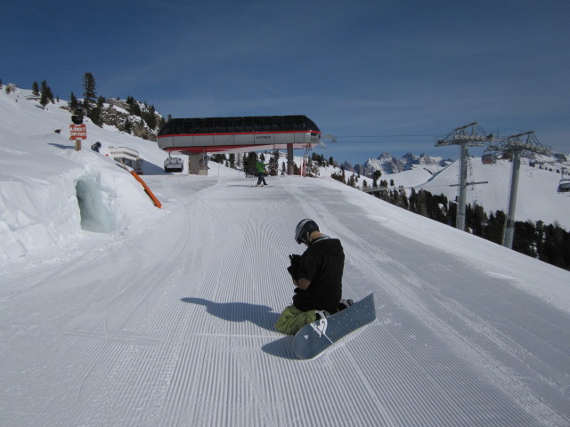 Markus bei der Bergstation des Sessellifts Sotsaslong (22. März)
