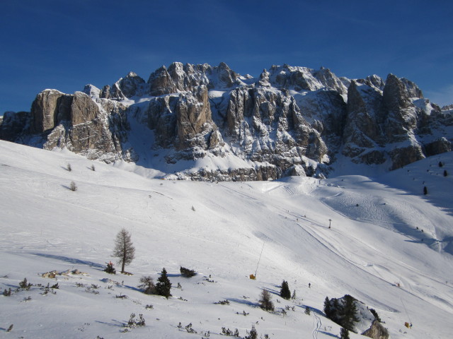 Sellagruppe von der Piste der Umlaufbahn Danterceppies aus (22. März)