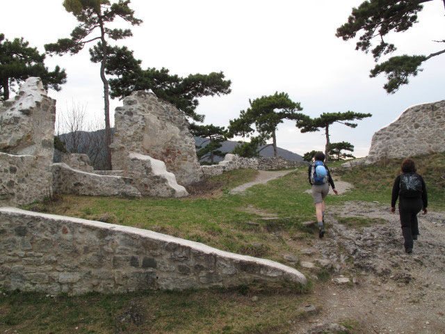 Katarina und Doris in der Ruine Burg M&ouml;dling
