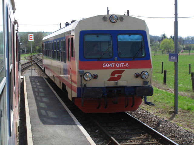 5047 017-8 als R 7017 im Bahnhof Erlauf, 223 m