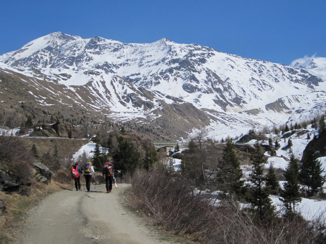 Eva, Doris und Christoph zwischen Parkplatz des Rifugio Cesare Branca und T. Cedèc (17. Apr.)