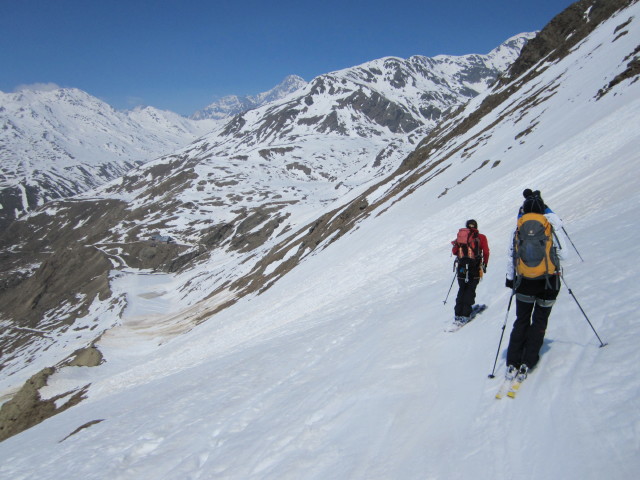 Gudrun und Doris zwischen Palòn de La Mare und Rifugio Cesare Branca (20. Apr.)