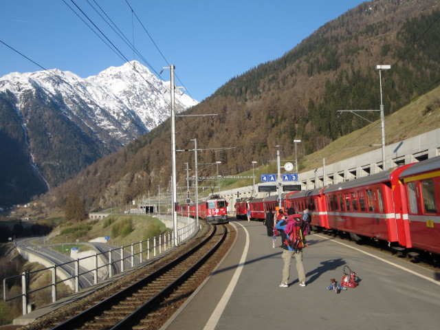 R 1920 und RE 1220 im Bahnhof Saglains, 1.431 m