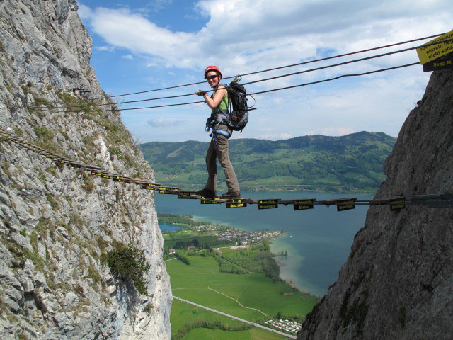 Drachenwand-Klettersteig: Carmen auf der Hängebrücke