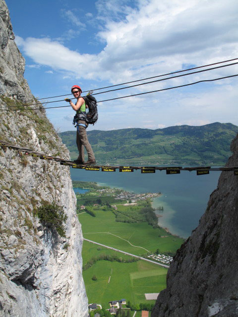 Drachenwand-Klettersteig: Carmen auf der Hängebrücke