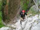 Drachenwand-Klettersteig: Carmen zwischen Einstiegsleiter und Wasserfall