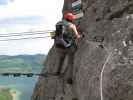 Drachenwand-Klettersteig: Carmen auf der Hängebrücke