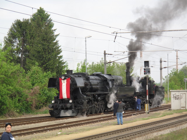 52 100 und 372 im Bahnhof Korneuburg, 170 m