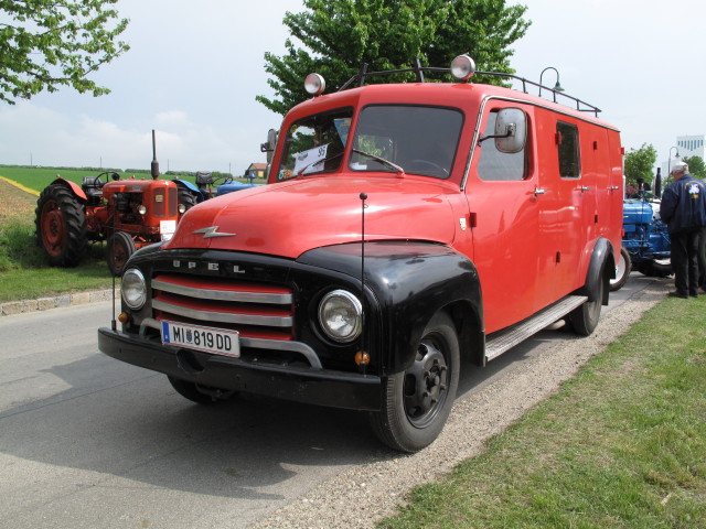 Opel beim Bahnhof Ernstbrunn