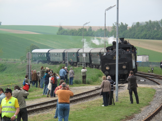 372 mit EZ 7390 'NostalgieExpress Leiser Berge' im Bahnhof Ernstbrunn, 256 m