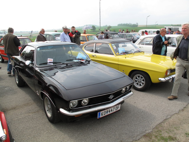 Opel Manta und Ford Capri im Bahnhof Ernstbrunn, 256 m