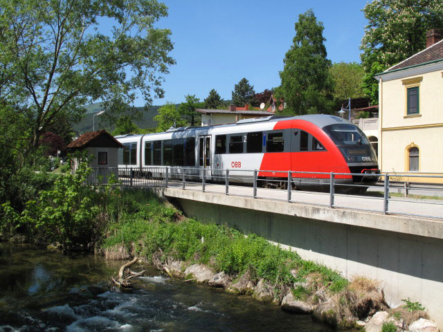 5022 033-2 als R 6530 im Bahnhof Dreistetten, 344 m