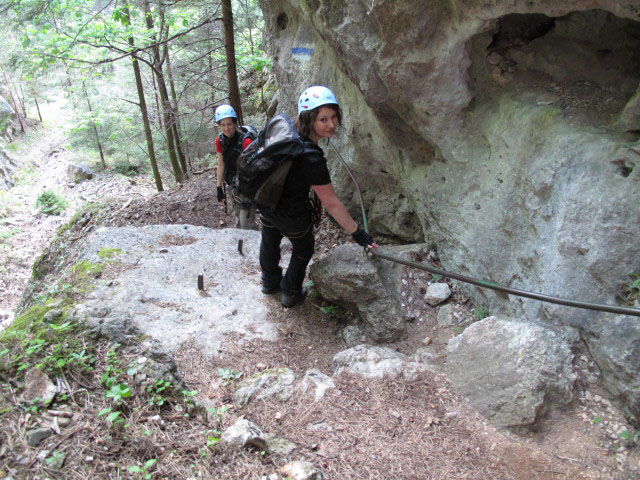 Waldegger Steig: Katarina und Doris zwischen dritter und zweiter Leiter