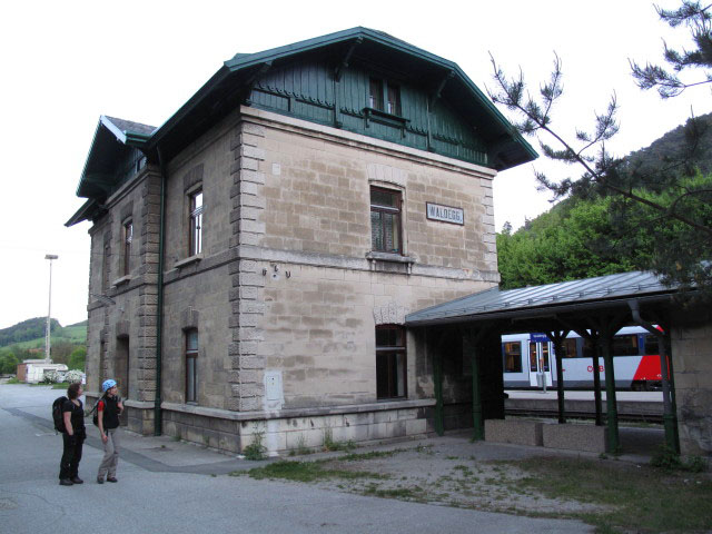 Doris und Katarina im Bahnhof Waldegg, 368 m