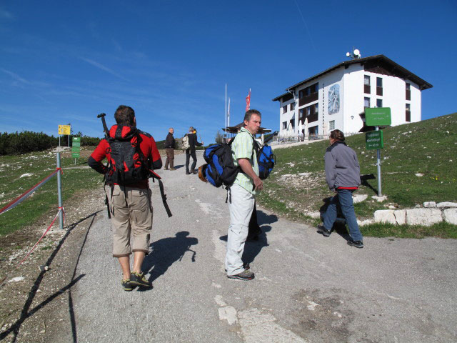 Axel und Erich bei der Bergstation der Feuerkogel-Seilbahn, 1.585 m