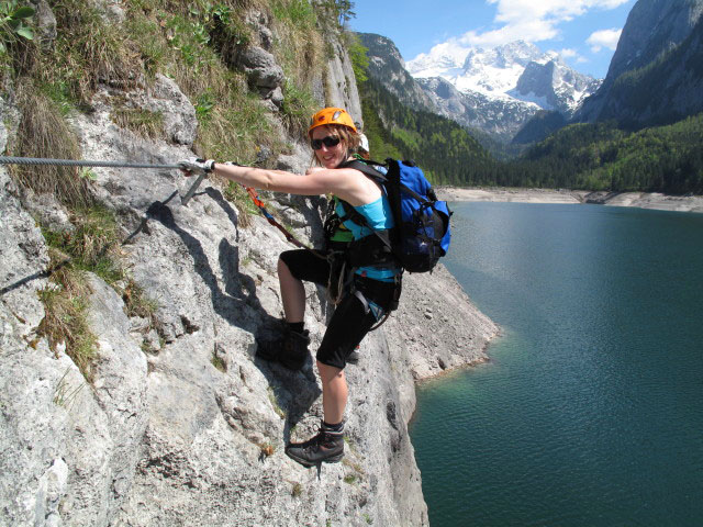 Laserer alpin-Klettersteig: Sabrina in der Nasenquerung