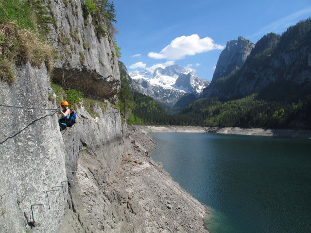 Laserer alpin-Klettersteig: Sabrina in der Nasenquerung