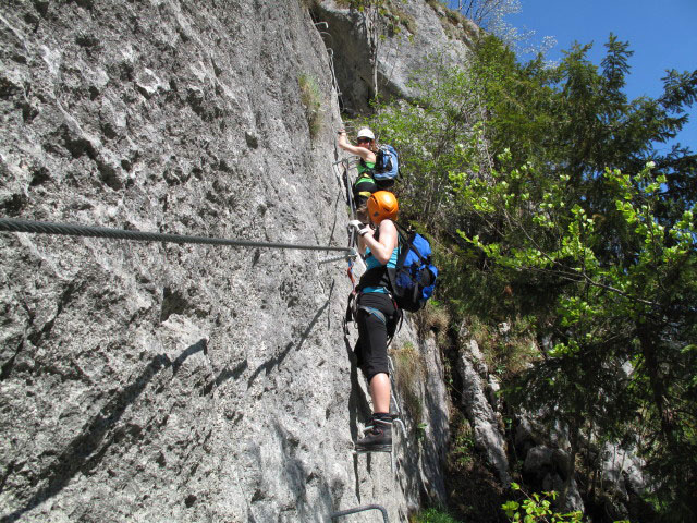 Laserer alpin-Klettersteig: Romana und Sabrina in der Panoramaquerung