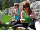 Sabrina und Romana beim Vorderen Gosausee, 937 m