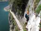 Laserer alpin-Klettersteig: Romana und Sabrina auf der Seilbrücke