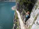 Laserer alpin-Klettersteig: Romana und Sabrina auf der Seilbrücke