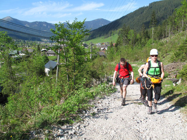 Norbert und Romana am Stausee-Rundweg zwischen Gasthof Gosauschmied und Schmied-Klettersteig