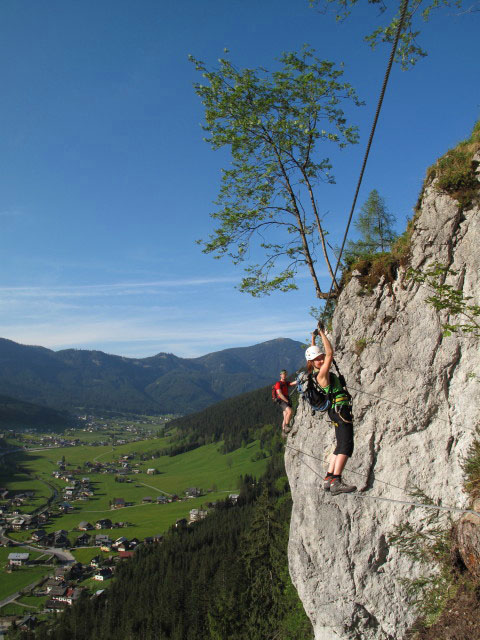Schmied-Klettersteig: Norbert und Romana auf der Faschlbrücke