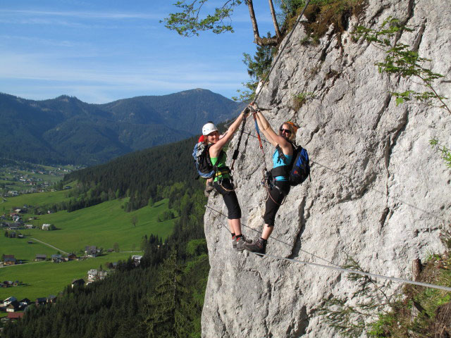 Schmied-Klettersteig: Romana und Sabrina auf der Faschlbrücke