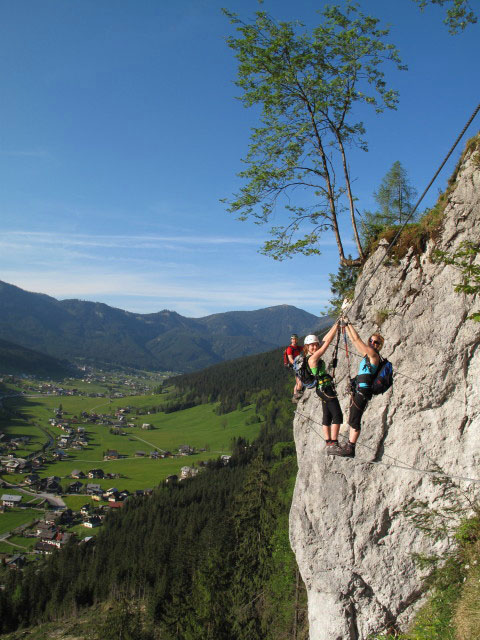 Schmied-Klettersteig: Norbert, Romana und Sabrina auf der Faschlbrücke