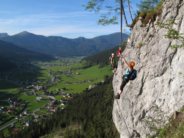 Schmied-Klettersteig: Romana, Norbert und Sabrina auf der Faschlbrücke