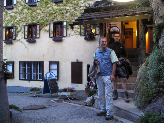 Erich und Norbert beim Gasthaus Mühle in Hallstatt, 515 m